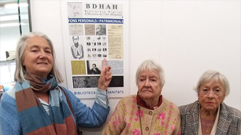 Foto de la visita dels familiars de Rafael Tasis a la Biblioteca d'Humanitats