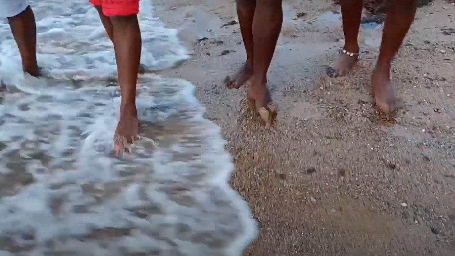 Dones caminant per la platja